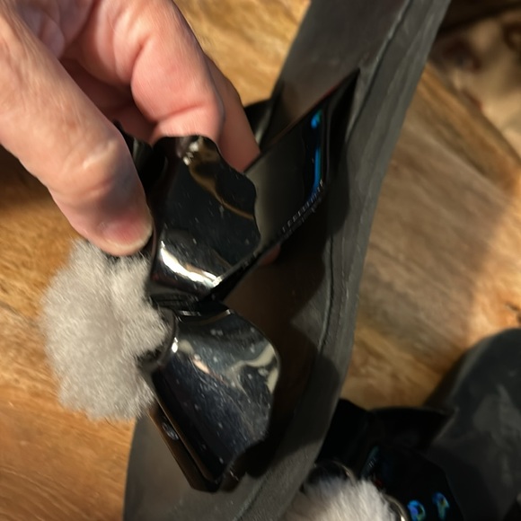 UGG - Picture 4 of 10